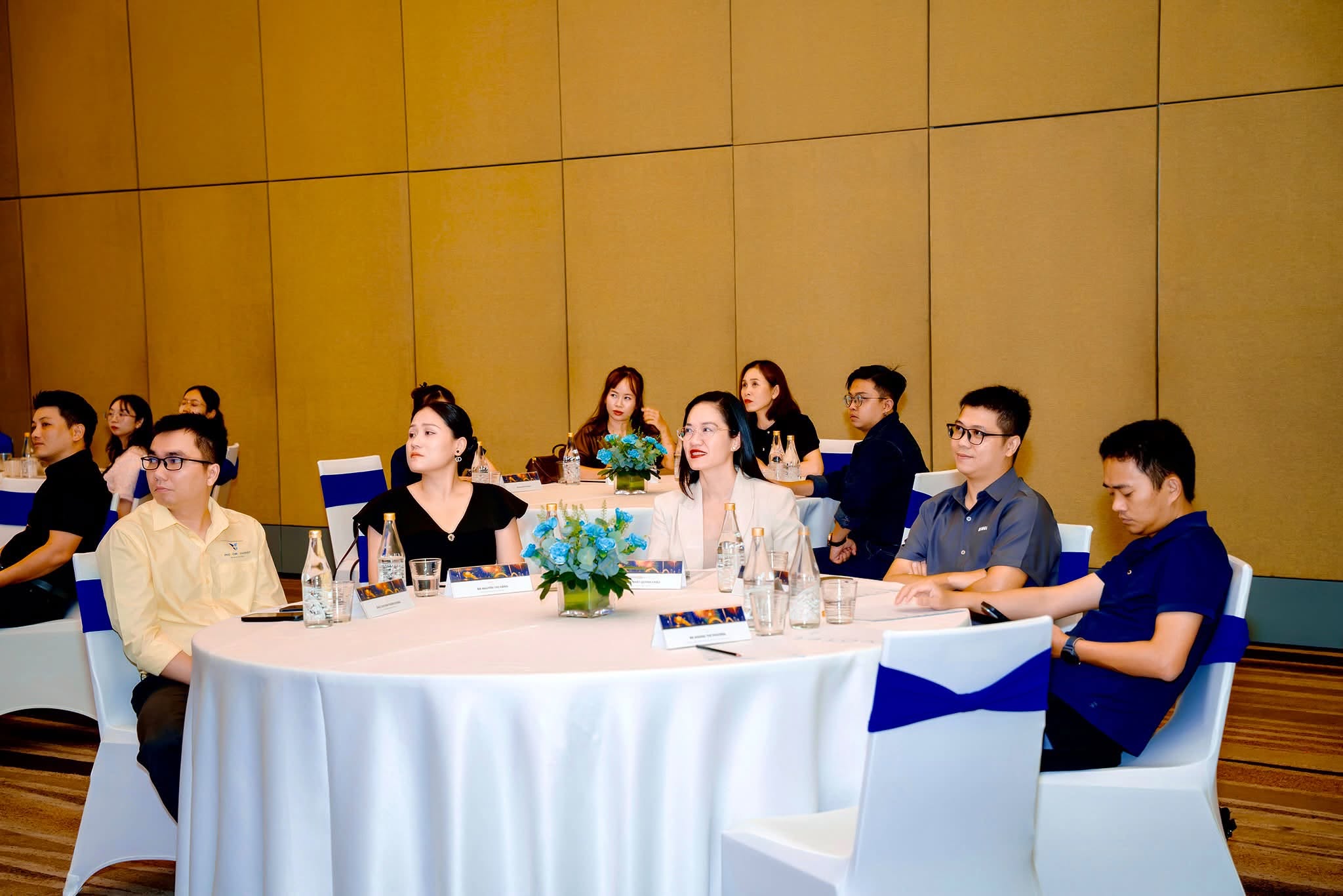 Vinh danh đối tác chiến lược hoàn thành cam kết DIFF 2026 của Sun Group, với các đại diện tham dự sự kiện ngồi tại bàn tiệc.